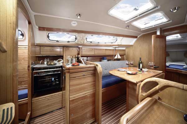 Charteracht Bavaria 31 Cruiser innen pantry